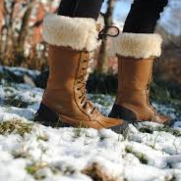 New UGG Australian Women's Chestnut Adirondack Boots - Picture 1 of 13